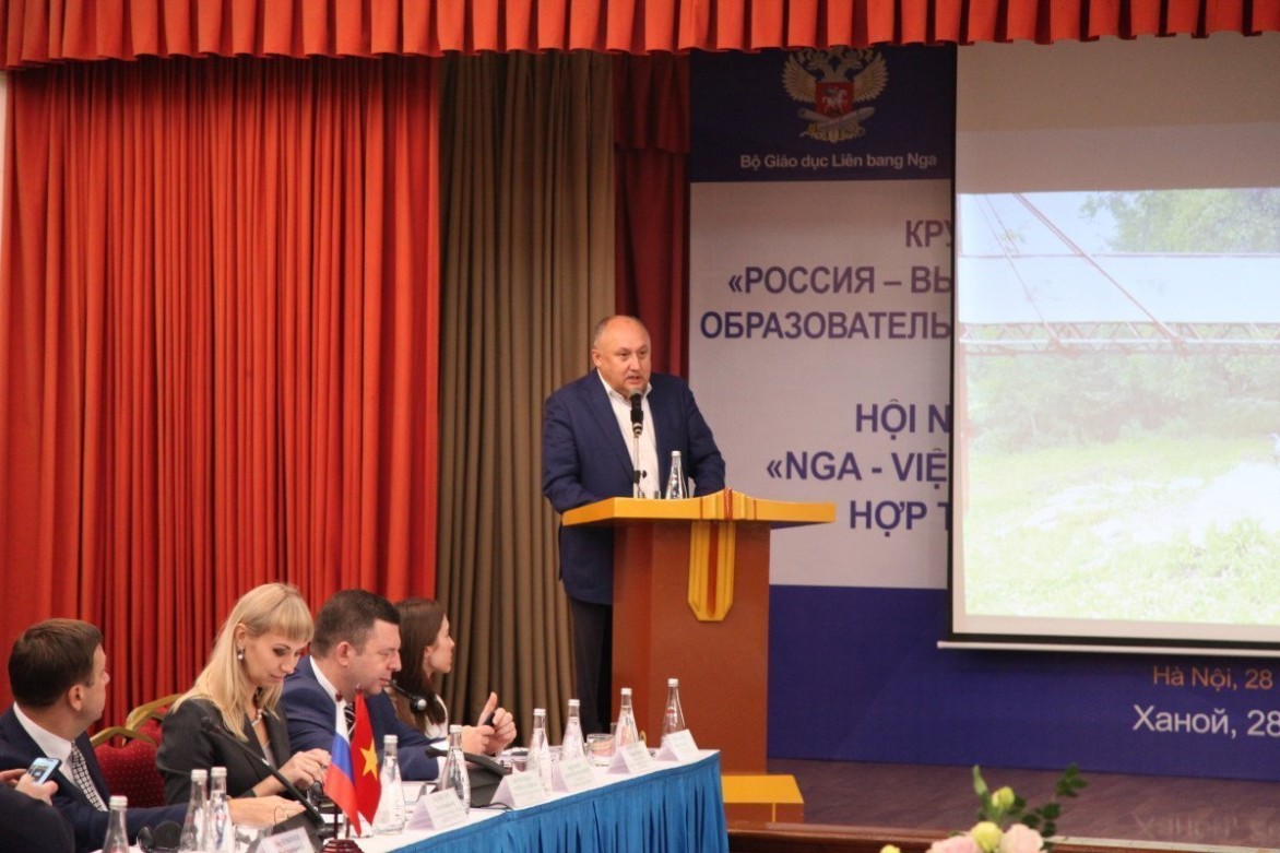 Директор ВДЦ «Океан» Андрей Базилевский презентовал деятельность Центра на круглом столе «Россия и Вьетнам: перспективы образовательного сотрудничества» в г. Ханое