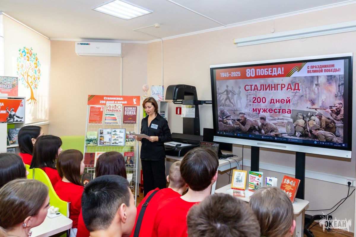 Фоторепортаж: книжная выставка-презентация «Сталинградская битва. 200 дней и ночей»