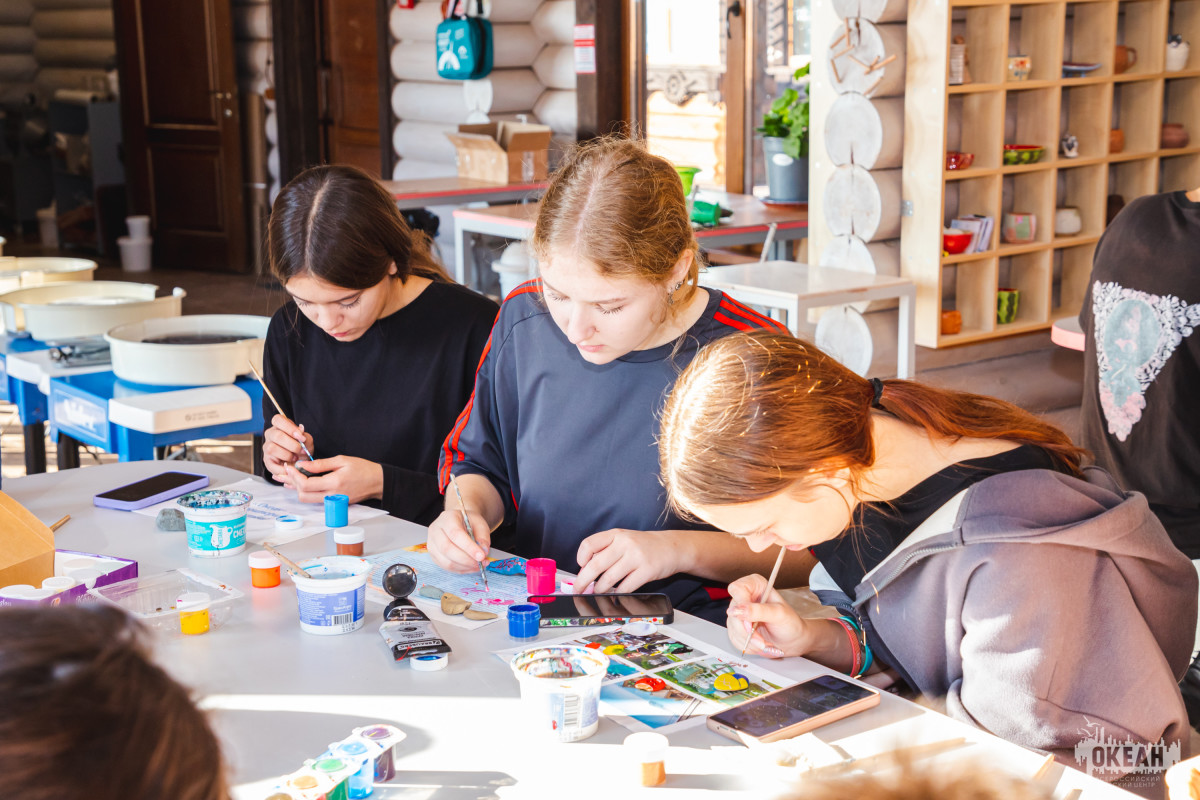 В мастерских «Океана» кипит работа: участники программ XIV смены готовятся к Новому Году