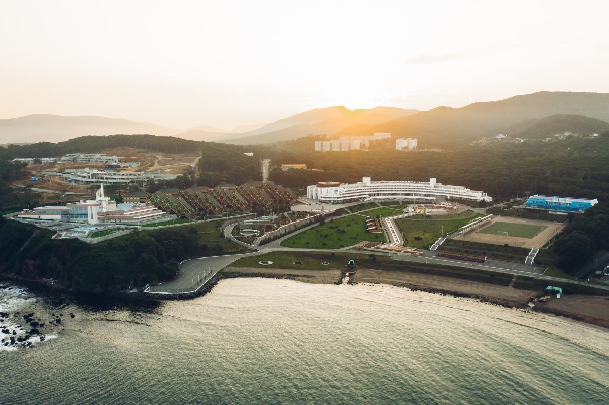 Поёт «Океан»: «Пусть всегда будет солнце!»